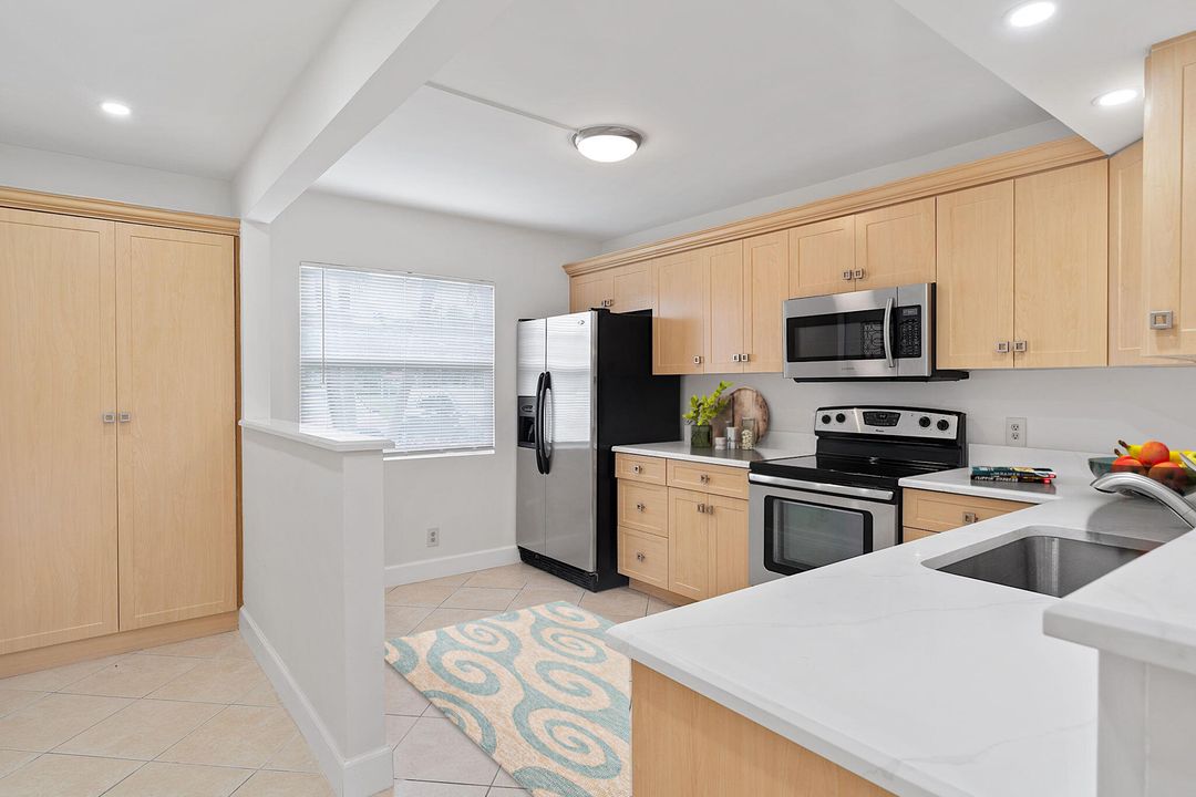 For Sale: $349,000 (2 beds, 2 baths, 1168 Square Feet)