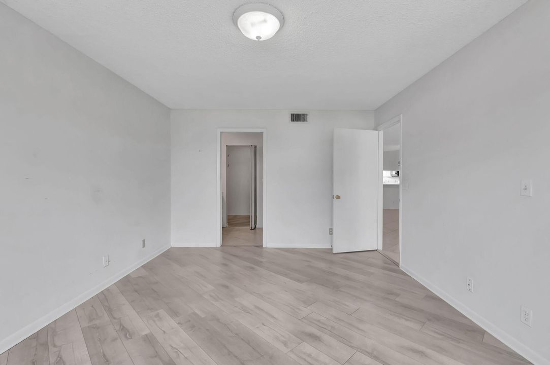 For Sale: $219,000 (2 beds, 2 baths, 1330 Square Feet)