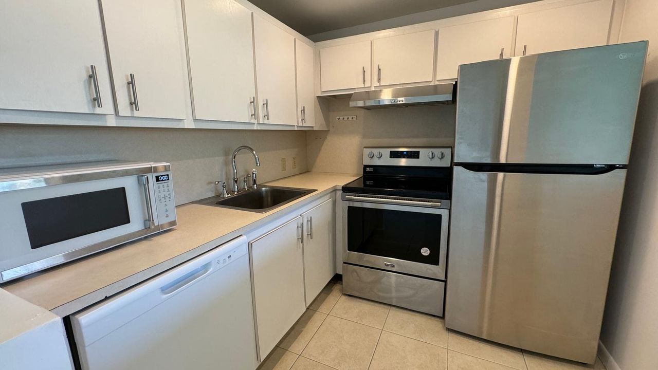 For Sale: $123,500 (1 beds, 1 baths, 720 Square Feet)