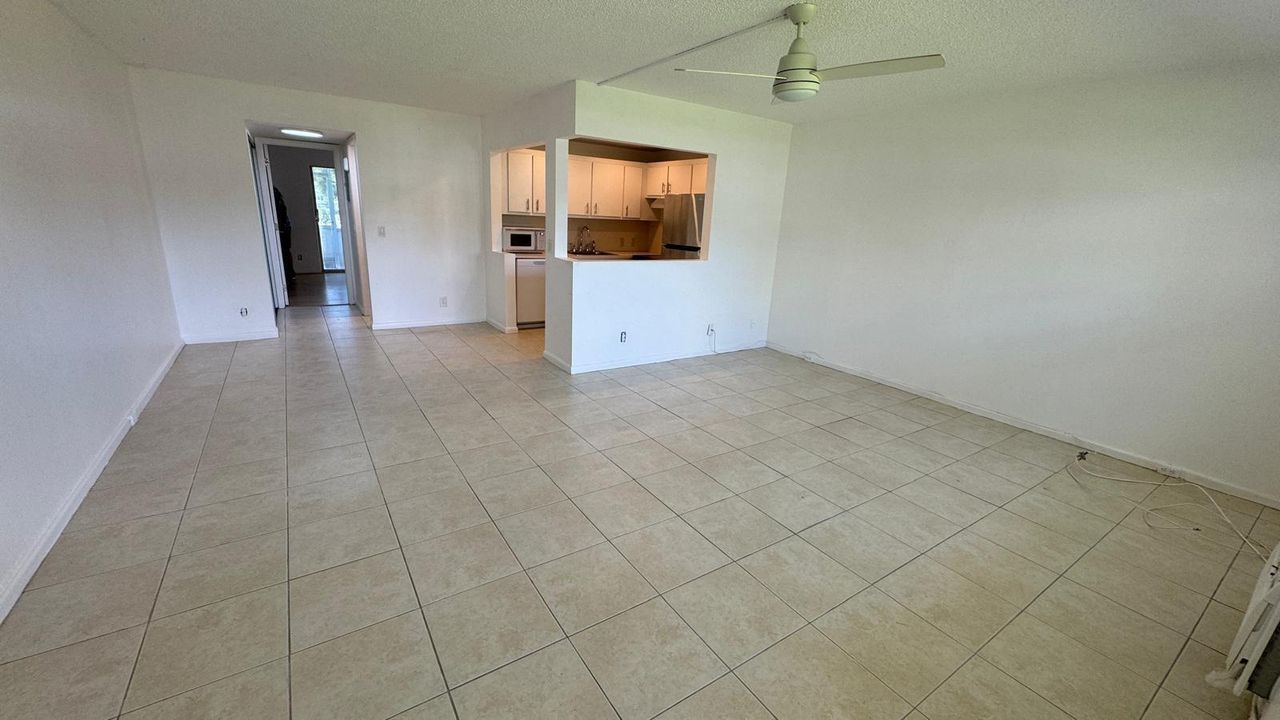 For Sale: $123,500 (1 beds, 1 baths, 720 Square Feet)