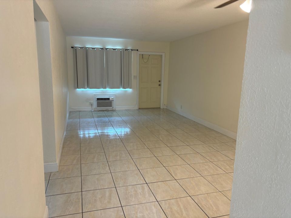 For Rent: $1,700 (1 beds, 1 baths, 700 Square Feet)