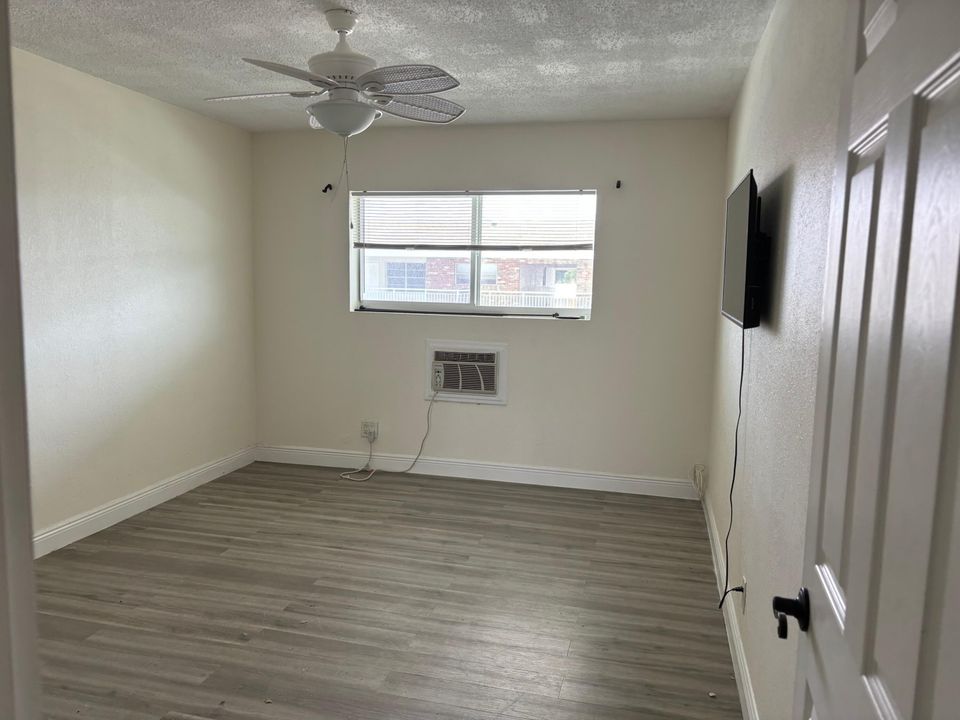 For Rent: $1,700 (1 beds, 1 baths, 700 Square Feet)