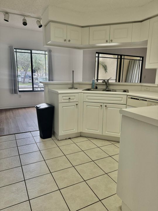 For Rent: $1,900 (1 beds, 1 baths, 878 Square Feet)