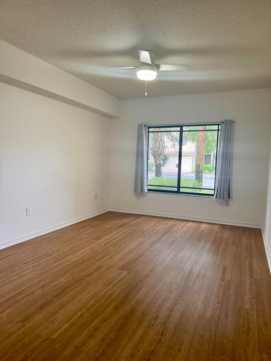 For Rent: $1,900 (1 beds, 1 baths, 878 Square Feet)