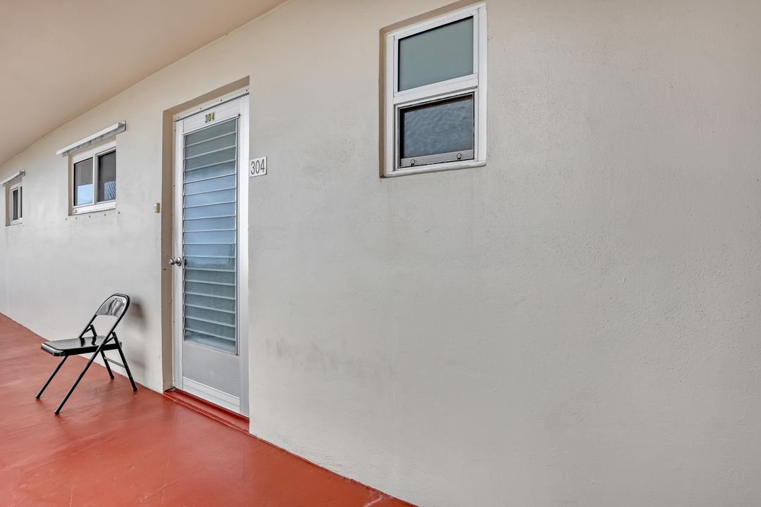 For Sale: $149,000 (2 beds, 2 baths, 894 Square Feet)