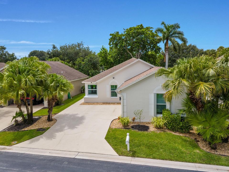 For Sale: $560,000 (4 beds, 2 baths, 1917 Square Feet)