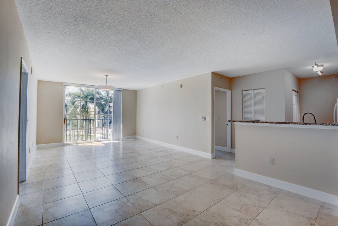 Active With Contract: $2,750 (2 beds, 2 baths, 1066 Square Feet)