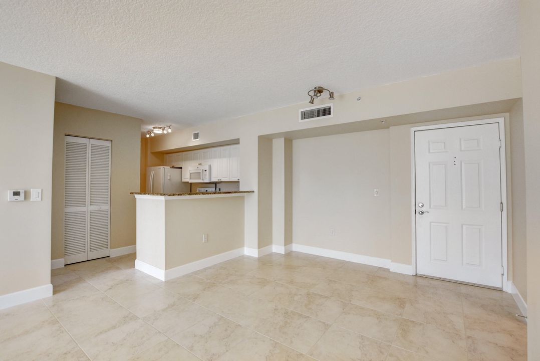 Active With Contract: $2,750 (2 beds, 2 baths, 1066 Square Feet)