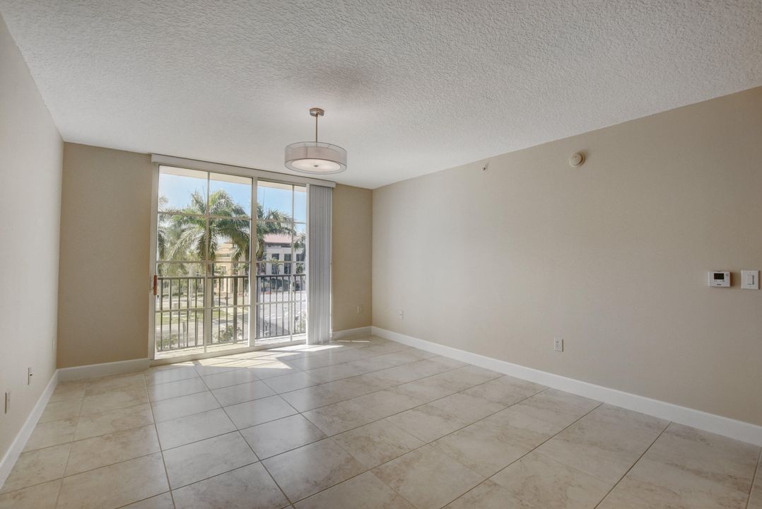 Active With Contract: $2,750 (2 beds, 2 baths, 1066 Square Feet)