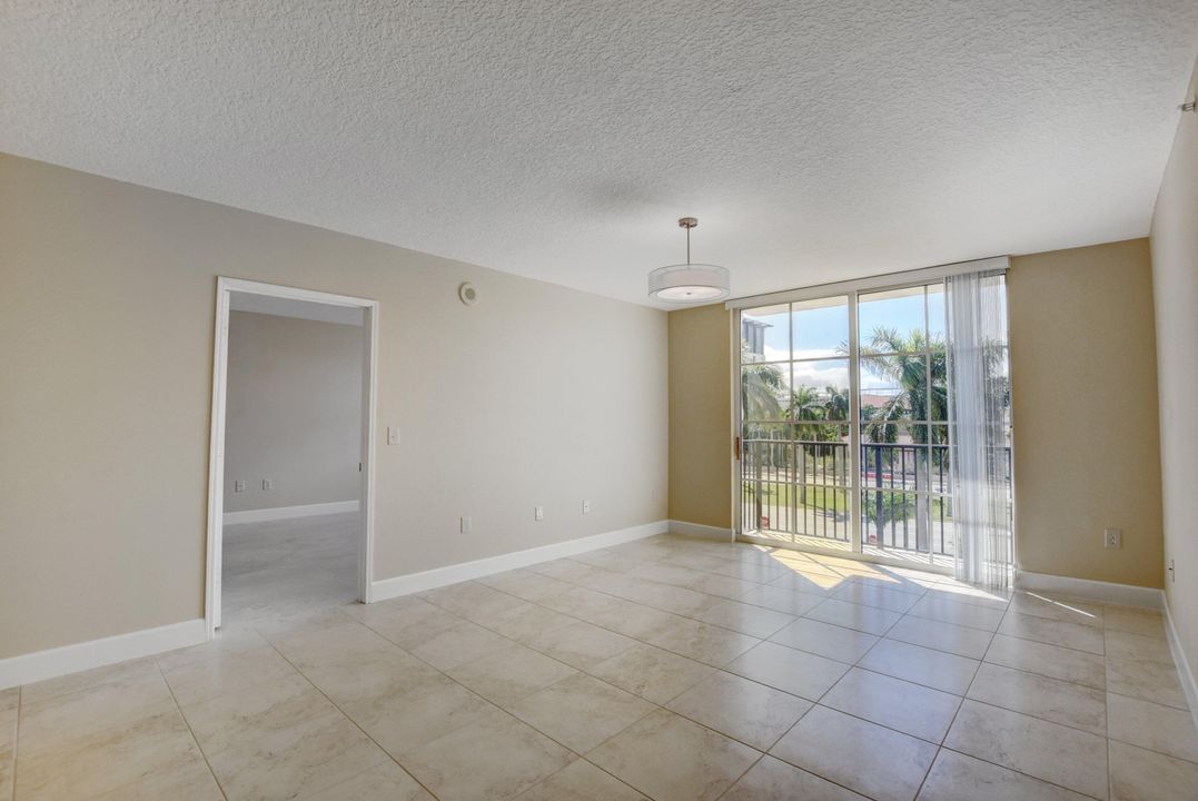 Active With Contract: $2,750 (2 beds, 2 baths, 1066 Square Feet)