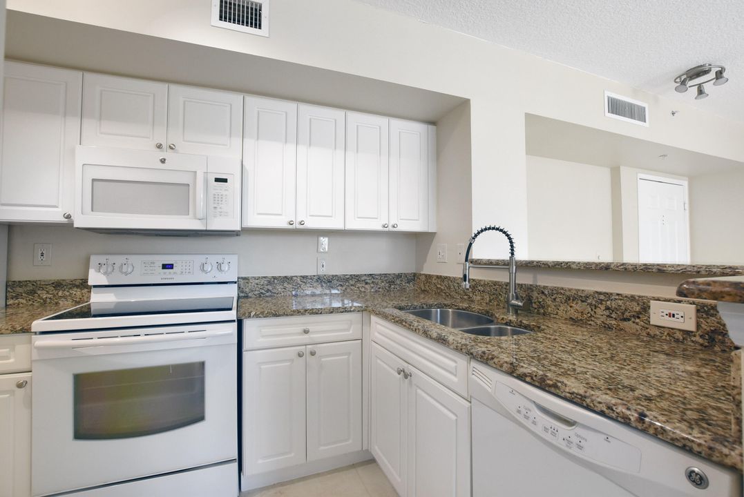 Active With Contract: $2,750 (2 beds, 2 baths, 1066 Square Feet)