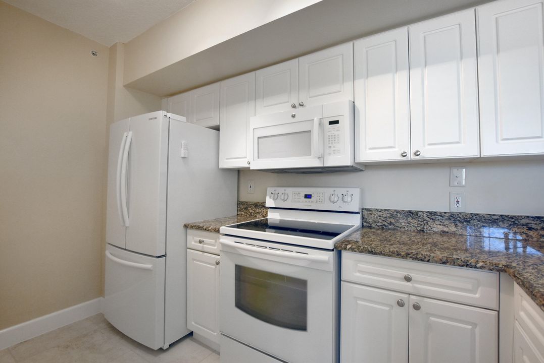 Active With Contract: $2,750 (2 beds, 2 baths, 1066 Square Feet)