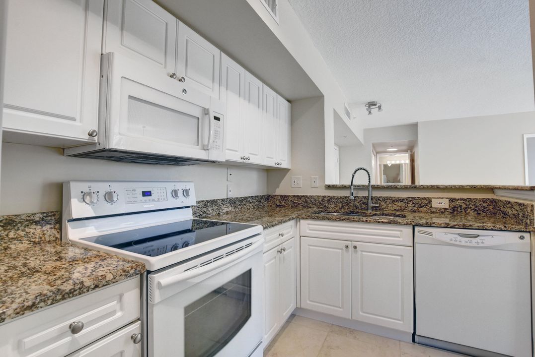 Active With Contract: $2,750 (2 beds, 2 baths, 1066 Square Feet)