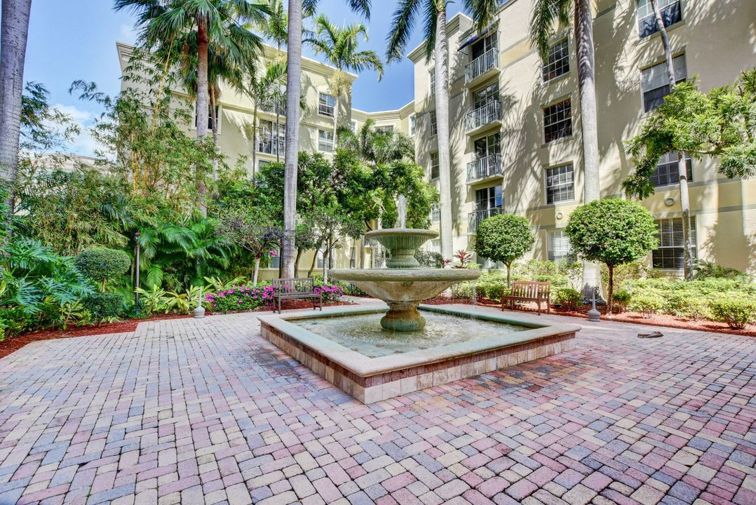 Active With Contract: $2,750 (2 beds, 2 baths, 1066 Square Feet)