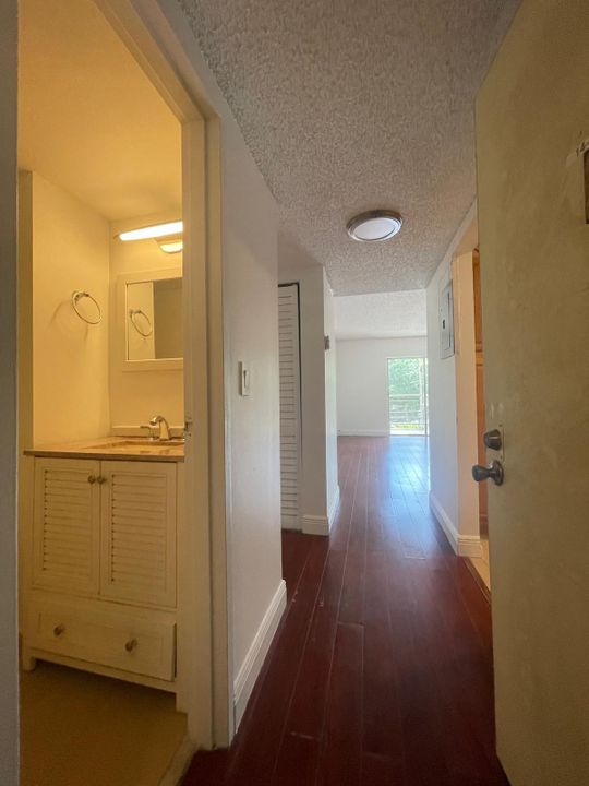 For Rent: $1,680 (1 beds, 1 baths, 725 Square Feet)