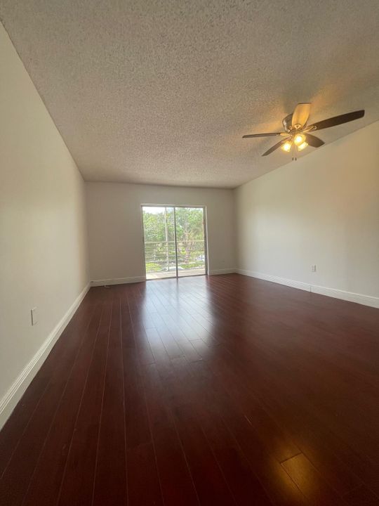 For Rent: $1,680 (1 beds, 1 baths, 725 Square Feet)