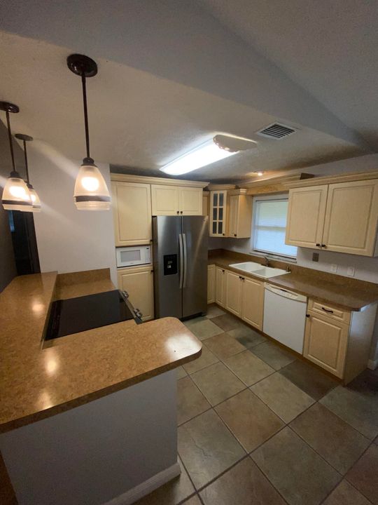 Active With Contract: $1,800 (3 beds, 2 baths, 1113 Square Feet)