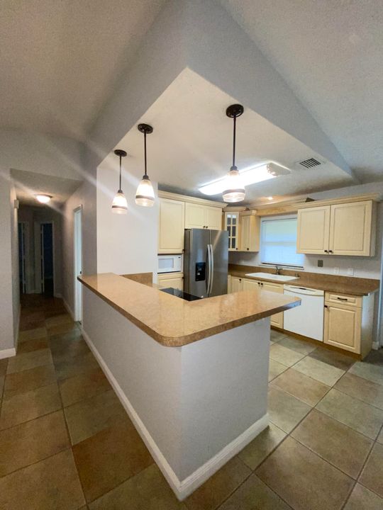 Active With Contract: $1,800 (3 beds, 2 baths, 1113 Square Feet)