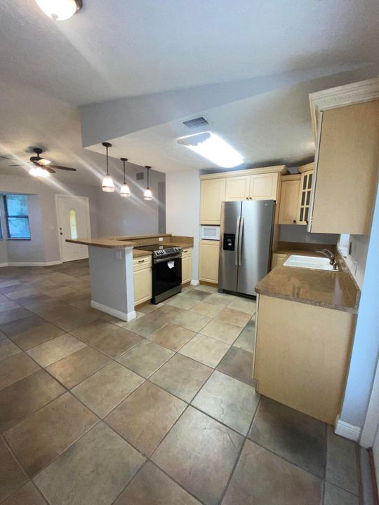 Active With Contract: $1,800 (3 beds, 2 baths, 1113 Square Feet)