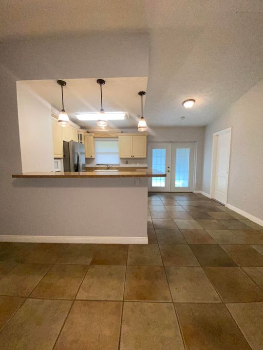 Active With Contract: $1,800 (3 beds, 2 baths, 1113 Square Feet)