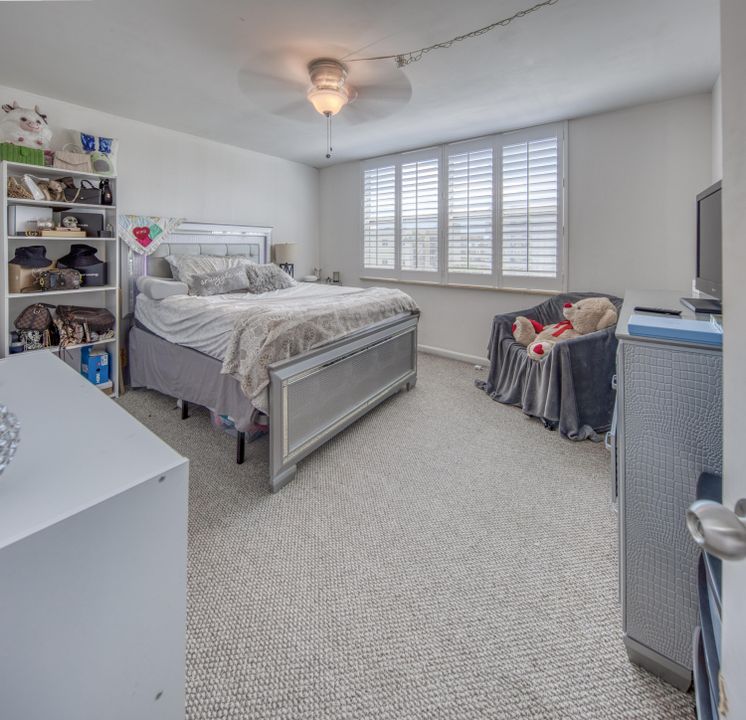 For Sale: $299,999 (1 beds, 1 baths, 702 Square Feet)