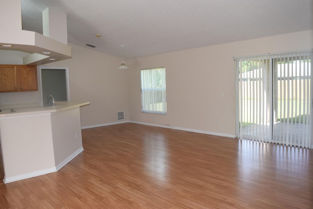 For Rent: $2,300 (3 beds, 2 baths, 1594 Square Feet)