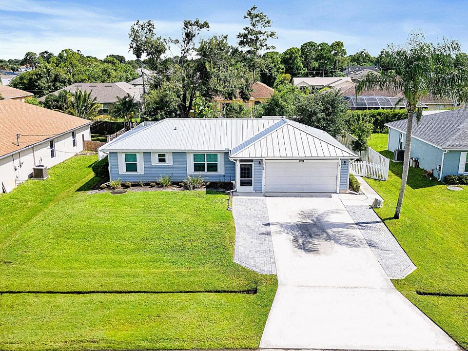 For Sale: $389,000 (3 beds, 2 baths, 1080 Square Feet)