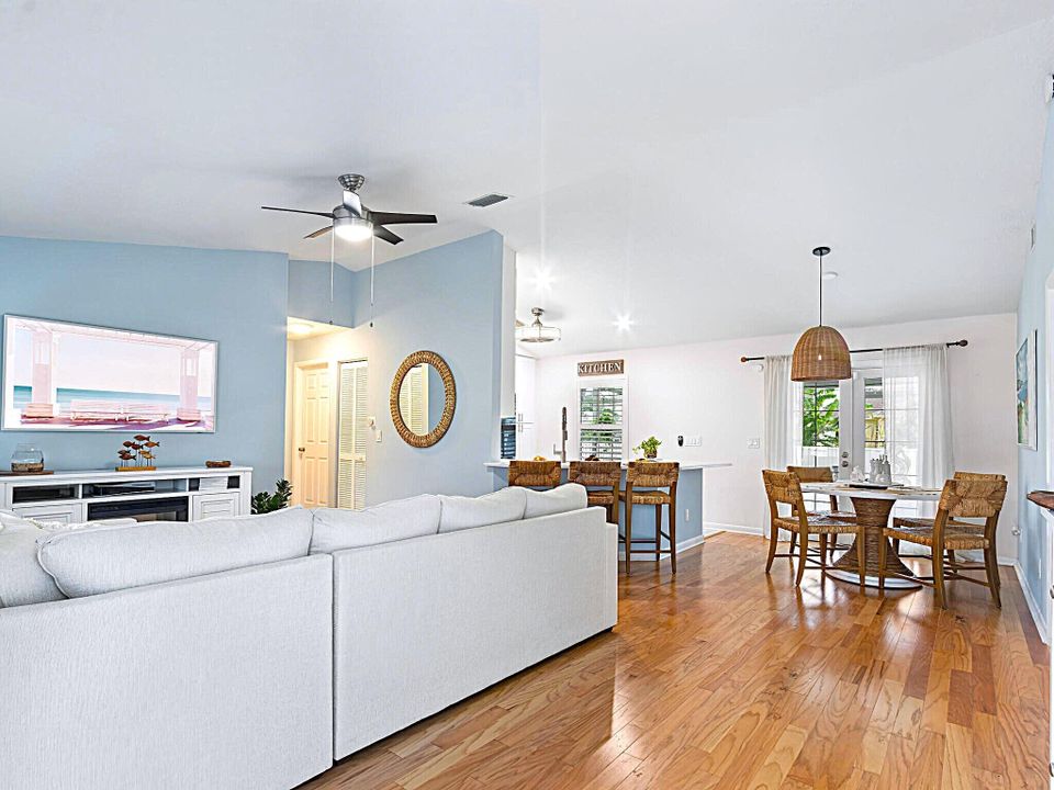 For Sale: $389,000 (3 beds, 2 baths, 1080 Square Feet)