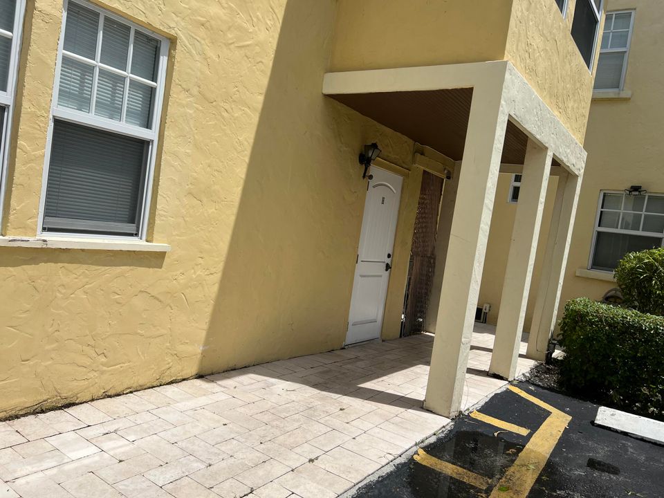 Active With Contract: $1,500 (0 beds, 1 baths, 250 Square Feet)