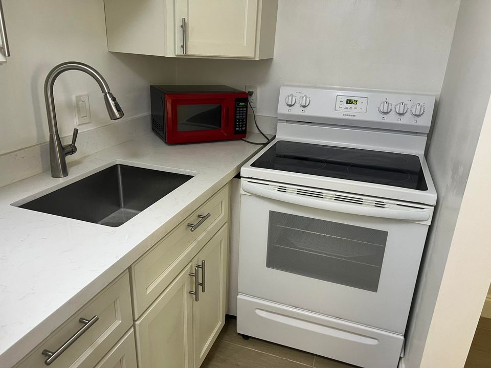 Active With Contract: $1,500 (0 beds, 1 baths, 250 Square Feet)