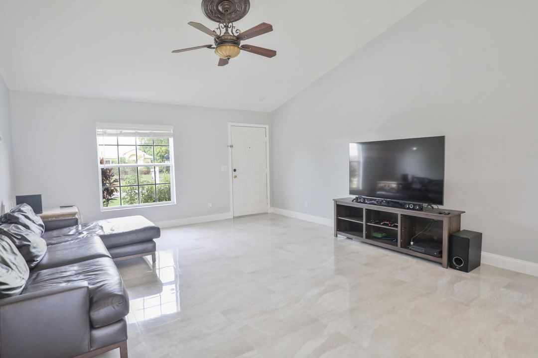 For Sale: $359,000 (3 beds, 2 baths, 1240 Square Feet)