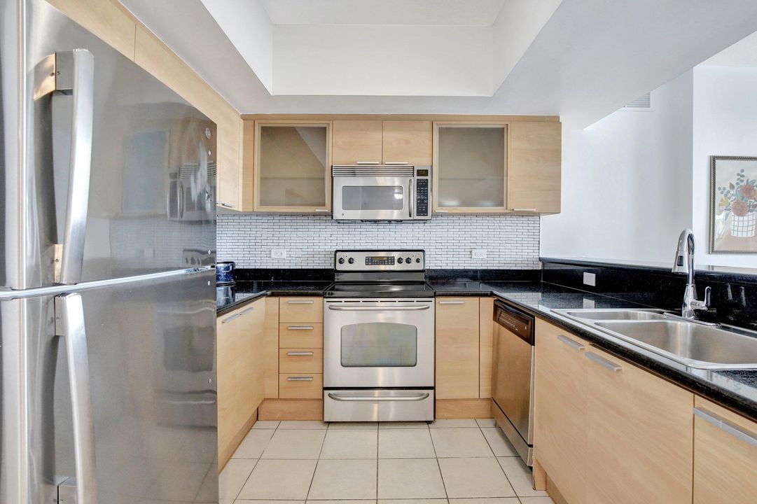 For Sale: $342,000 (2 beds, 2 baths, 1220 Square Feet)