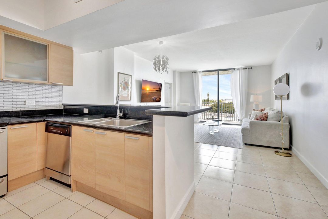 For Sale: $342,000 (2 beds, 2 baths, 1220 Square Feet)