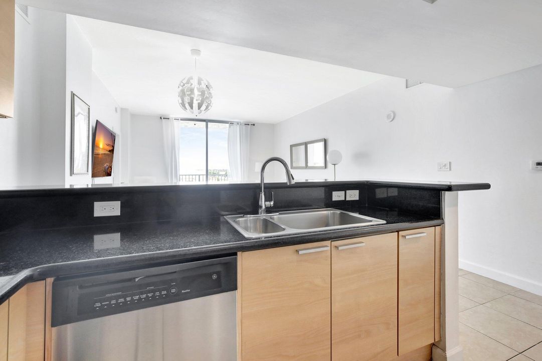 For Sale: $342,000 (2 beds, 2 baths, 1220 Square Feet)