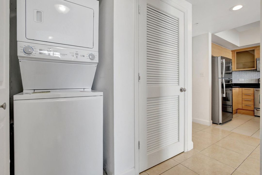 For Sale: $342,000 (2 beds, 2 baths, 1220 Square Feet)