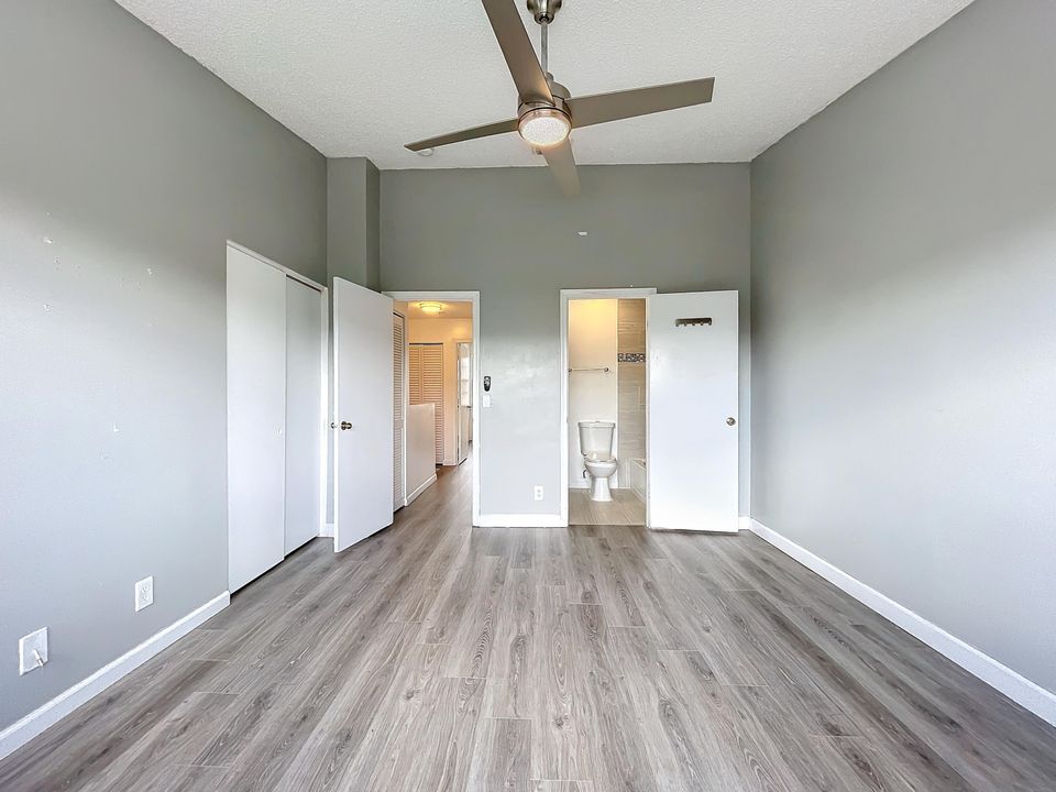 Active With Contract: $355,000 (2 beds, 2 baths, 1110 Square Feet)