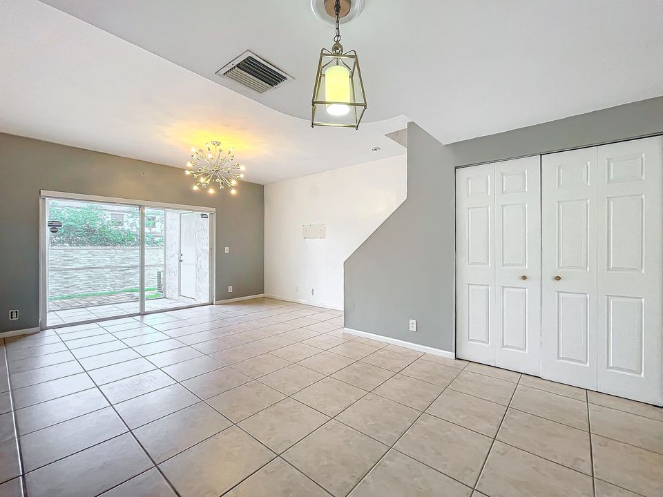 For Sale: $355,000 (2 beds, 2 baths, 1110 Square Feet)