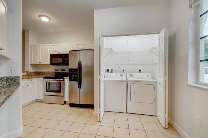 For Sale: $264,900 (2 beds, 2 baths, 1221 Square Feet)