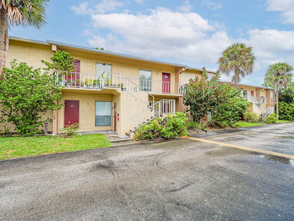 Active With Contract: $164,000 (2 beds, 2 baths, 1250 Square Feet)