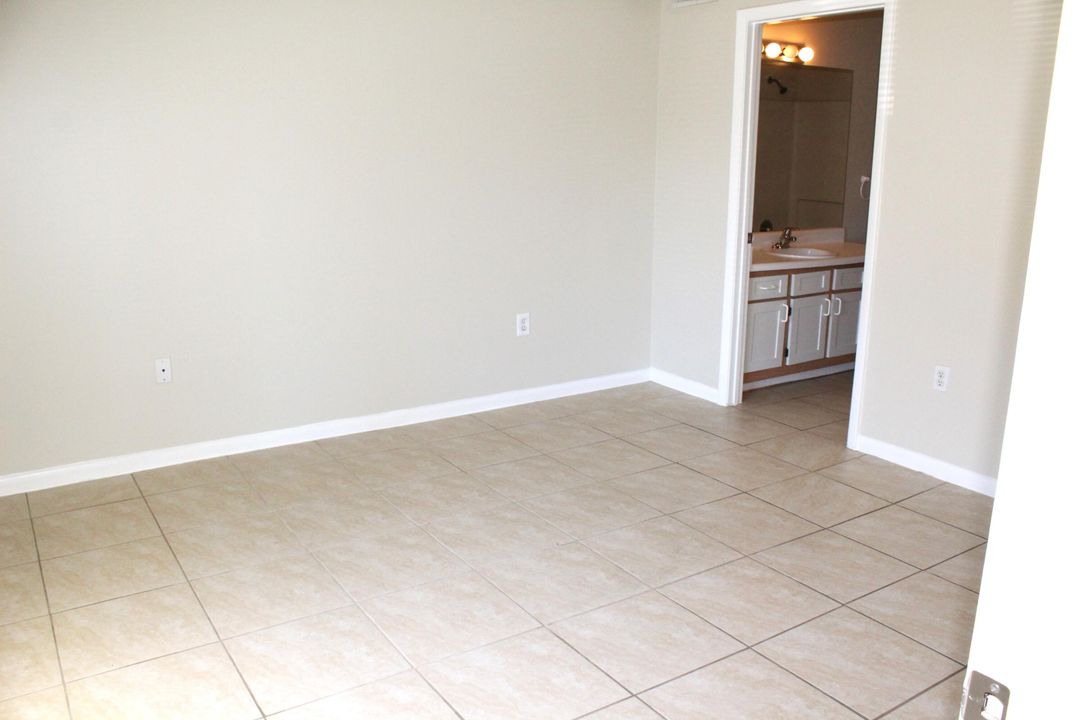 For Rent: $2,300 (2 beds, 2 baths, 884 Square Feet)