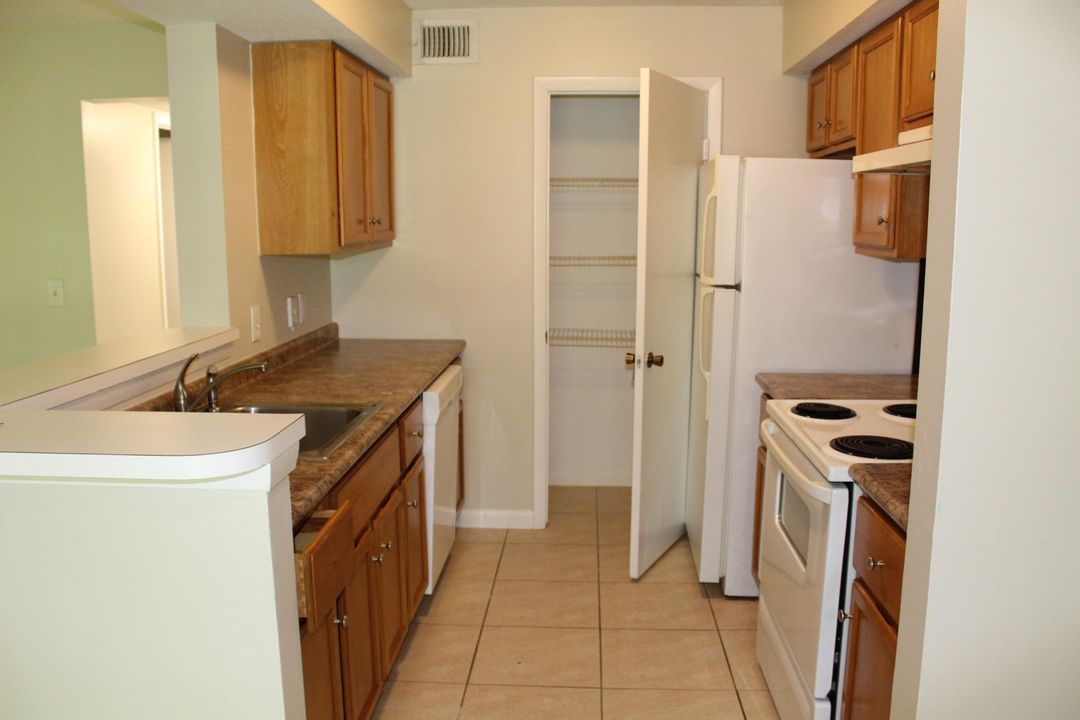 For Rent: $2,300 (2 beds, 2 baths, 884 Square Feet)