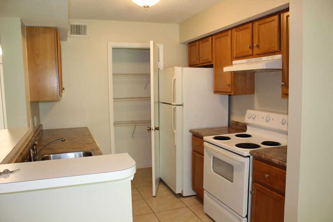 For Rent: $2,300 (2 beds, 2 baths, 884 Square Feet)