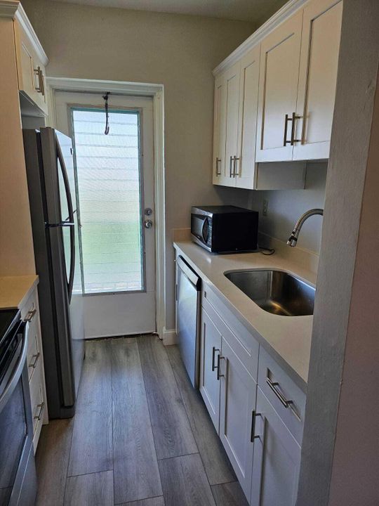 For Rent: $1,700 (2 beds, 1 baths, 729 Square Feet)