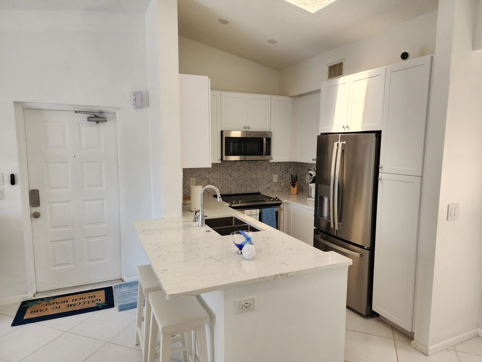 For Rent: $2,695 (2 beds, 2 baths, 1018 Square Feet)