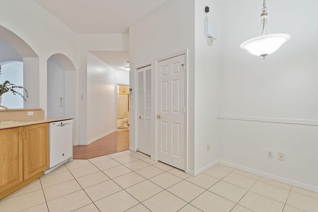 For Sale: $424,900 (2 beds, 2 baths, 1386 Square Feet)