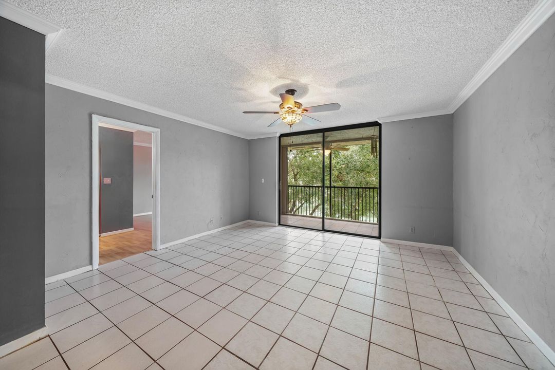 For Sale: $259,900 (2 beds, 2 baths, 940 Square Feet)