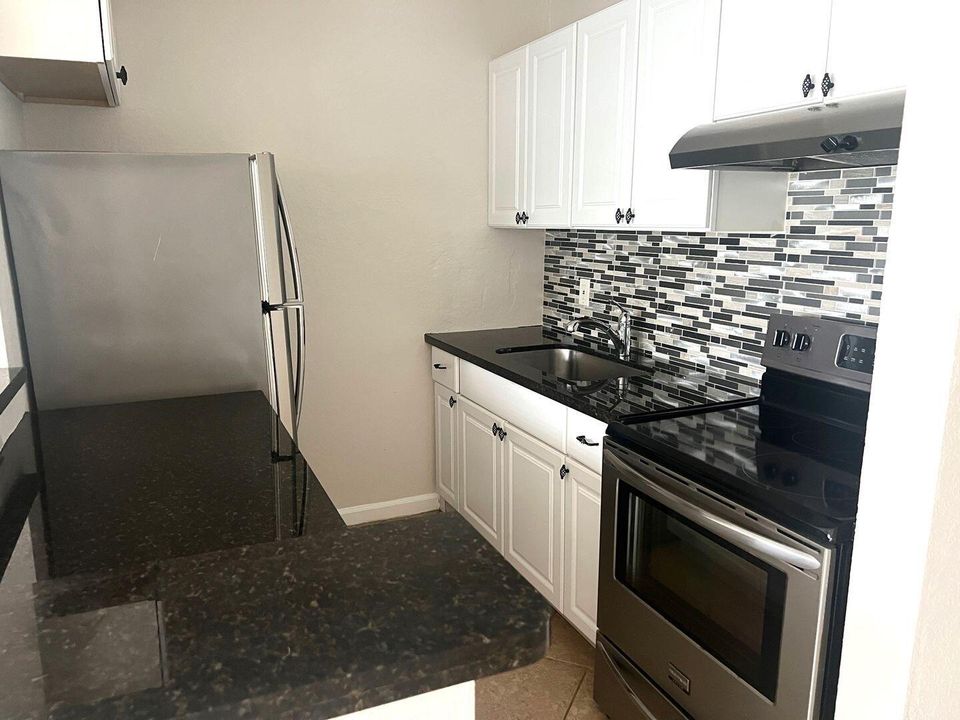 For Rent: $1,850 (1 beds, 1 baths, 650 Square Feet)