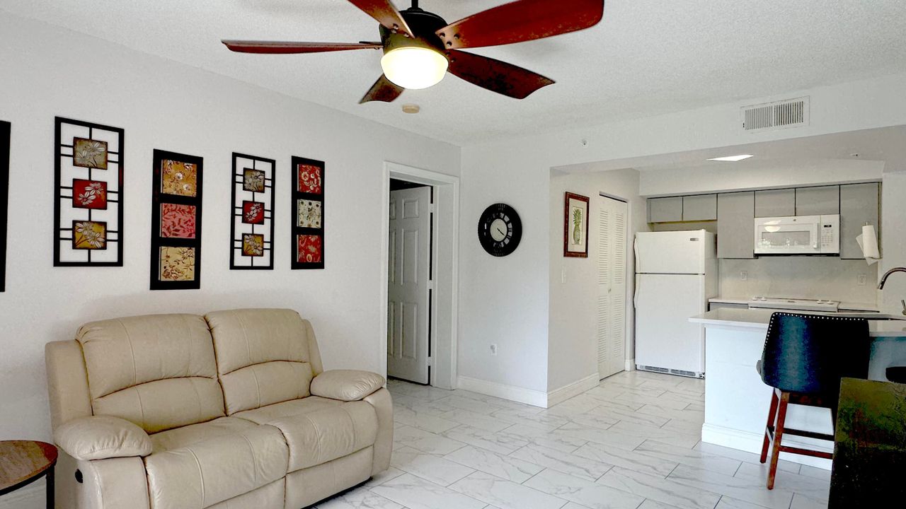 For Sale: $275,000 (2 beds, 2 baths, 1065 Square Feet)