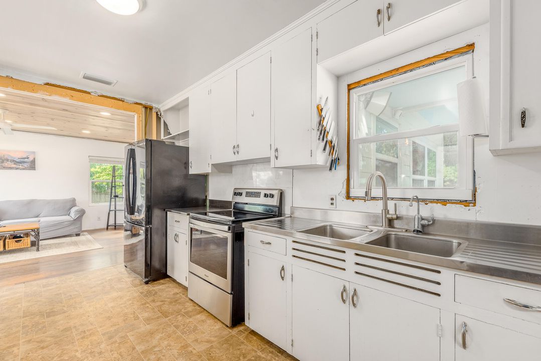 For Sale: $518,000 (2 beds, 1 baths, 735 Square Feet)