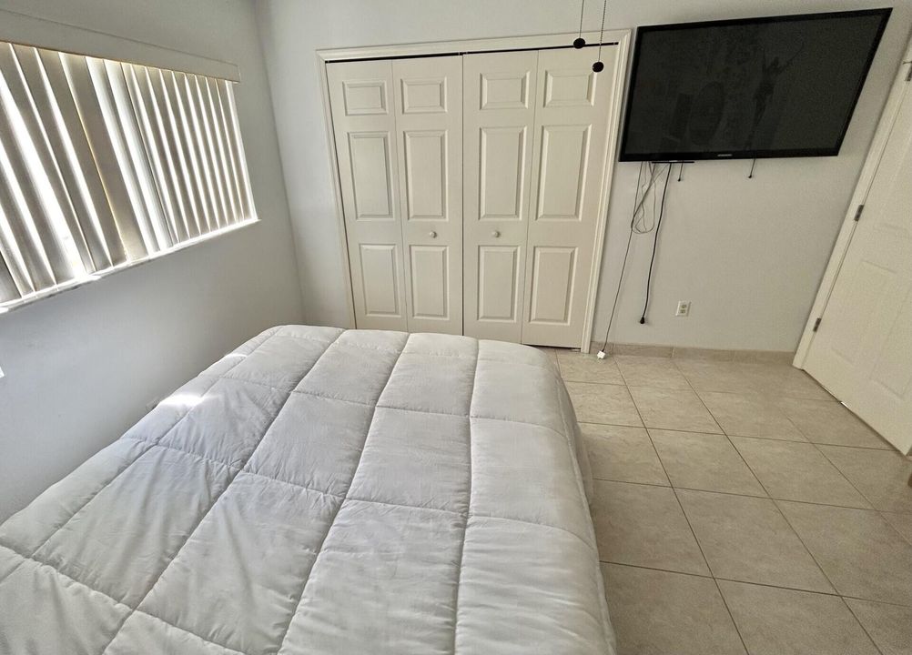 For Rent: $2,400 (2 beds, 2 baths, 1201 Square Feet)